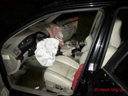 У Житомирі  автомобіль вилетів на клумбу перед міським судом та загорівся