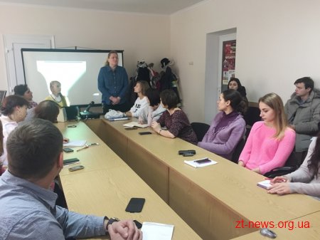 Гідів Житомирщини навчали проводити екскурсії для людей з вадами зору