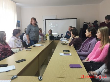 Гідів Житомирщини навчали проводити екскурсії для людей з вадами зору