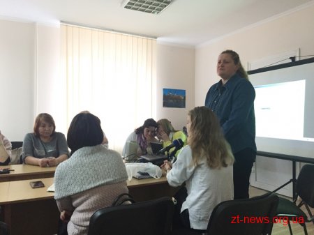 Гідів Житомирщини навчали проводити екскурсії для людей з вадами зору