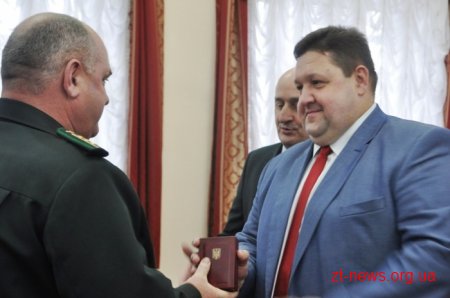 13 жителів області отримали ордени, почесні звання та відзнаки на сесії обласної ради