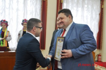 13 жителів області отримали ордени, почесні звання та відзнаки на сесії обласної ради