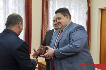 13 жителів області отримали ордени, почесні звання та відзнаки на сесії обласної ради