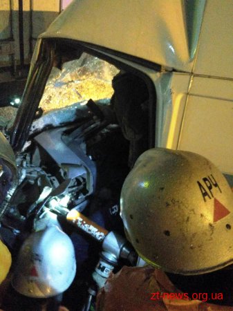 На автодорозі Київ-Чоп мікроавтобус зіткнувся з вантажівкою