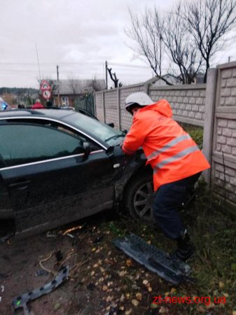 У Житомирі внаслідок зіткнення Ford та Volkswagen один з водіїв опинився зажатим конструкціями автівки