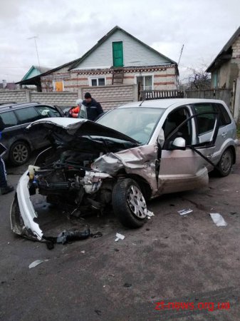 У Житомирі внаслідок зіткнення Ford та Volkswagen один з водіїв опинився зажатим конструкціями автівки