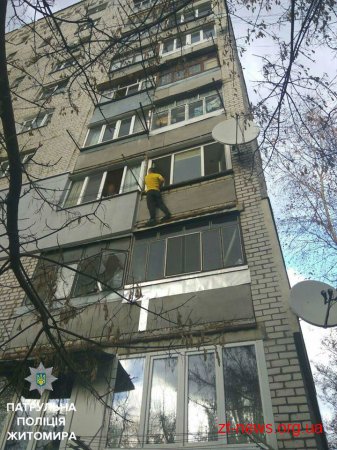 У квартирі чоловіка, який хотів стрибнути з третього поверху, патрульні виявили крадені велосипеди
