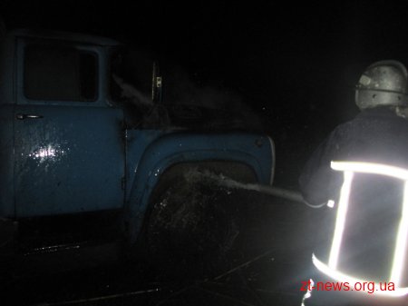 На Житомирщині згорів вантажний автомобіль ЗІЛ