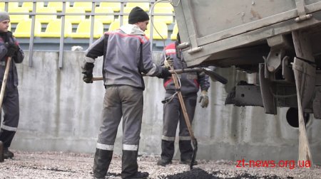 На стадіоні «Полісся» почали класти асфальт для прокладання бігових доріжок