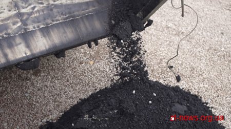 На стадіоні «Полісся» почали класти асфальт для прокладання бігових доріжок