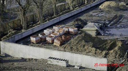 На стадіоні «Полісся» кладуть перший шар асфальту та готуються до укладання плитки
