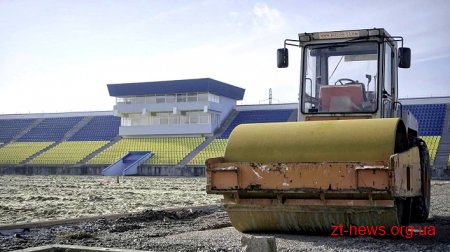 На стадіоні «Полісся» кладуть перший шар асфальту та готуються до укладання плитки