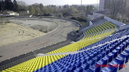 На стадіоні «Полісся» кладуть перший шар асфальту та готуються до укладання плитки