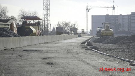 На стадіоні «Полісся» кладуть перший шар асфальту та готуються до укладання плитки
