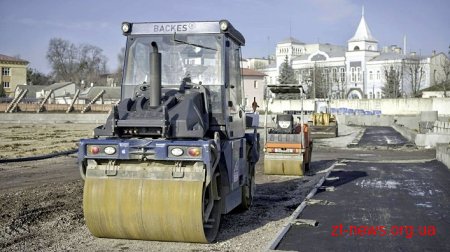 На стадіоні «Полісся» кладуть перший шар асфальту та готуються до укладання плитки