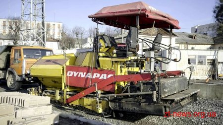 На стадіоні «Полісся» кладуть перший шар асфальту та готуються до укладання плитки