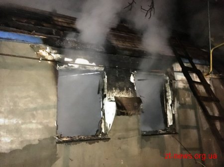 У Житомирі під час пожежі в приватному будинку вогнеборці врятували господаря