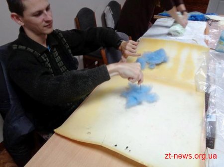 У Житомирі діти вчилися виготовляти чобітки методом валяння вовни