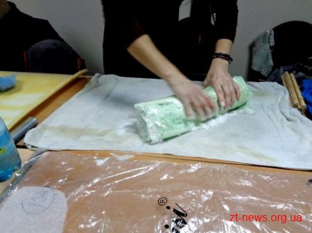 У Житомирі діти вчилися виготовляти чобітки методом валяння вовни