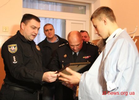 На Житомирщині юнаки затримали злодіїв, які викрали з хати металевий посуд