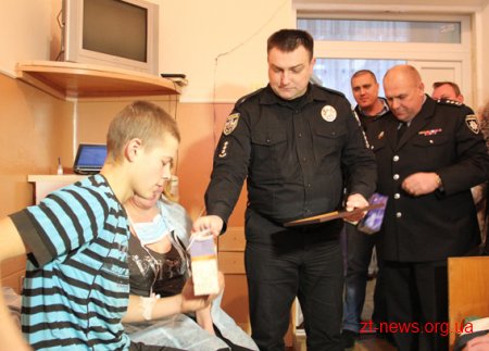 На Житомирщині юнаки затримали злодіїв, які викрали з хати металевий посуд
