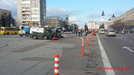 На майдані Соборному встановили стовпчики з світлоповертаючою стрічкою
