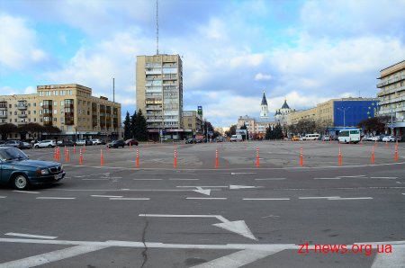 На майдані Соборному встановили стовпчики з світлоповертаючою стрічкою