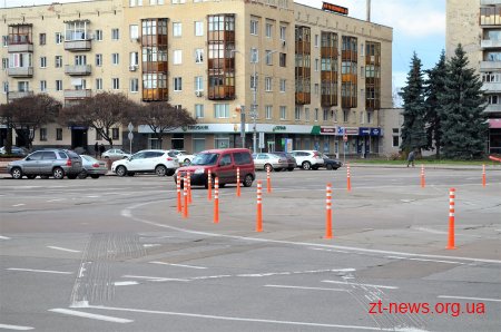 На майдані Соборному встановили стовпчики з світлоповертаючою стрічкою