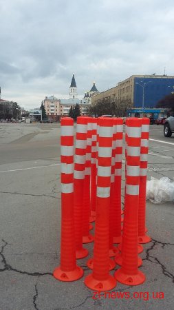 На майдані Соборному встановили стовпчики з світлоповертаючою стрічкою