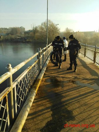 У Бердичеві бійці ДСНС врятували дівчину з крижаної води