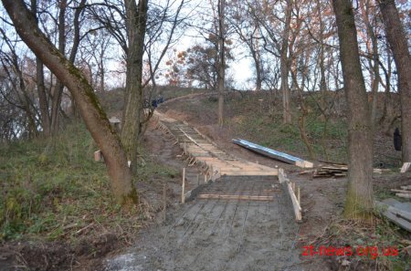 До кінця грудня планують завершити будівництво доріжки поблизу річки Кам'янки
