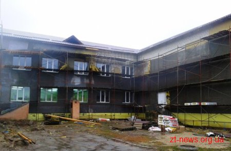 За кошти ДФРР в опорній школі Любарського району перекрили дах та утеплюють фасад