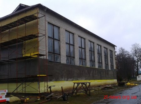 За кошти ДФРР в опорній школі Любарського району перекрили дах та утеплюють фасад