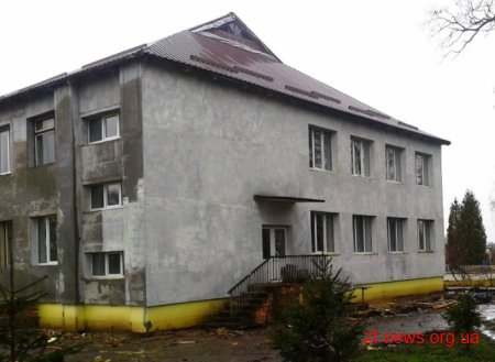 За кошти ДФРР в опорній школі Любарського району перекрили дах та утеплюють фасад