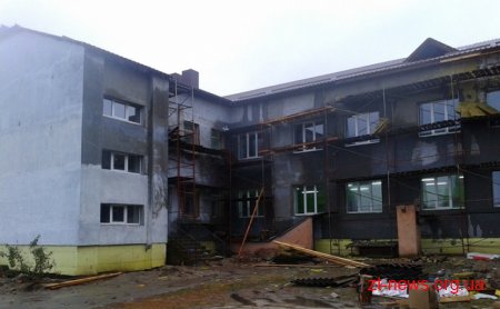 За кошти ДФРР в опорній школі Любарського району перекрили дах та утеплюють фасад