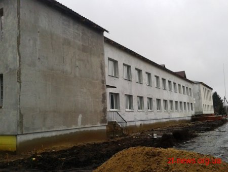 За кошти ДФРР в опорній школі Любарського району перекрили дах та утеплюють фасад