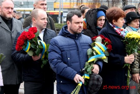 Житомиряни на майдані Корольова попрощалися із загиблим снайпером Максимом Перепелицею
