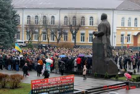 Житомиряни на майдані Корольова попрощалися із загиблим снайпером Максимом Перепелицею