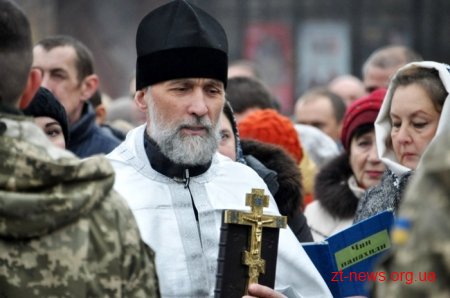 Житомиряни на майдані Корольова попрощалися із загиблим снайпером Максимом Перепелицею