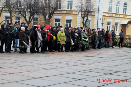 Житомиряни на майдані Корольова попрощалися із загиблим снайпером Максимом Перепелицею