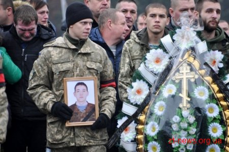 Житомиряни на майдані Корольова попрощалися із загиблим снайпером Максимом Перепелицею