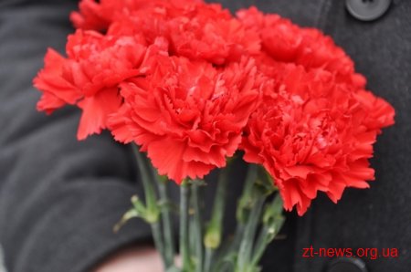 Житомиряни на майдані Корольова попрощалися із загиблим снайпером Максимом Перепелицею