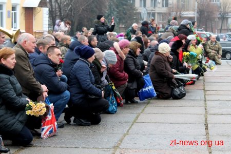 Житомиряни на майдані Корольова попрощалися із загиблим снайпером Максимом Перепелицею