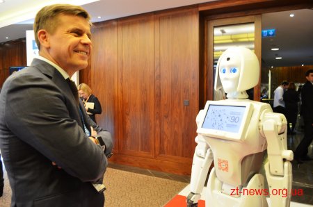 Мер Житомира Сергій Сухомлин  поспілкувався з роботом КІКІ на Міжнародному саміті мерів