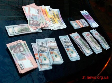 Правоохоронці затримали шахрайку, яка "обміняла" пенсіонерці гроші