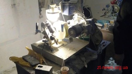 На Житомирщині викрили підпільний цех з обробки бурштину