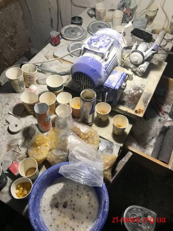 На Житомирщині викрили підпільний цех з обробки бурштину