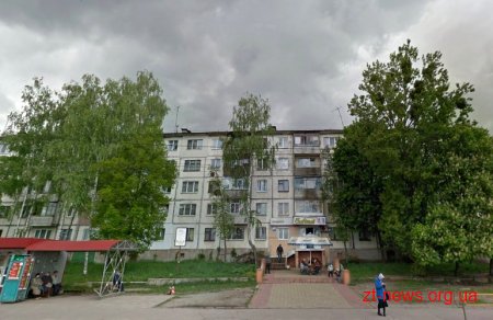Через незавершені покрівельні роботи мешканці п'ятиповерхівки у Житомирі вимушені рятуватись від води