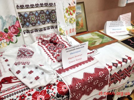 У переддень Міжнародного дня людей з інвалідністю "особливі" жителі Житомира презентували свої творчі доробки