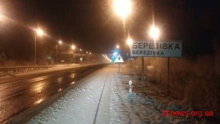 75 одиниць техніки прибирали вночі дороги Житомирської області